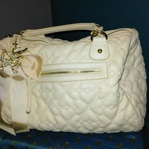 Betsey Johnson white hand bag (new)